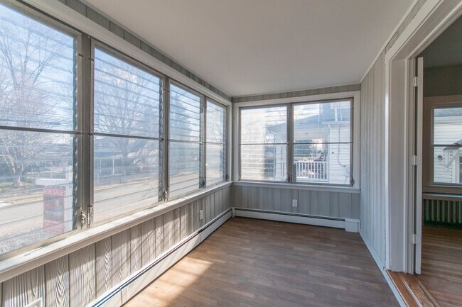 Porche delantero (ventanas nuevas) - 115 N Lafayette Ave