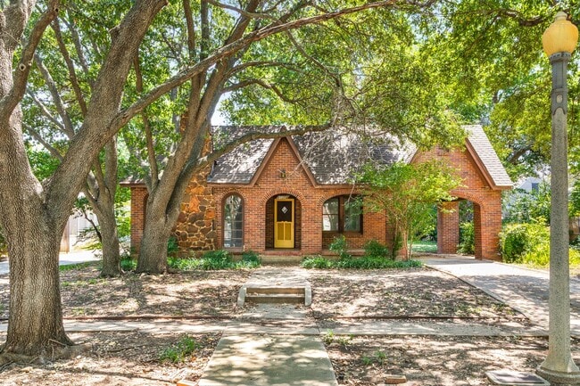 Fort Worth Gem Just Two Doors from TCU - Fort Worth Gem Just Two Doors from TCU House