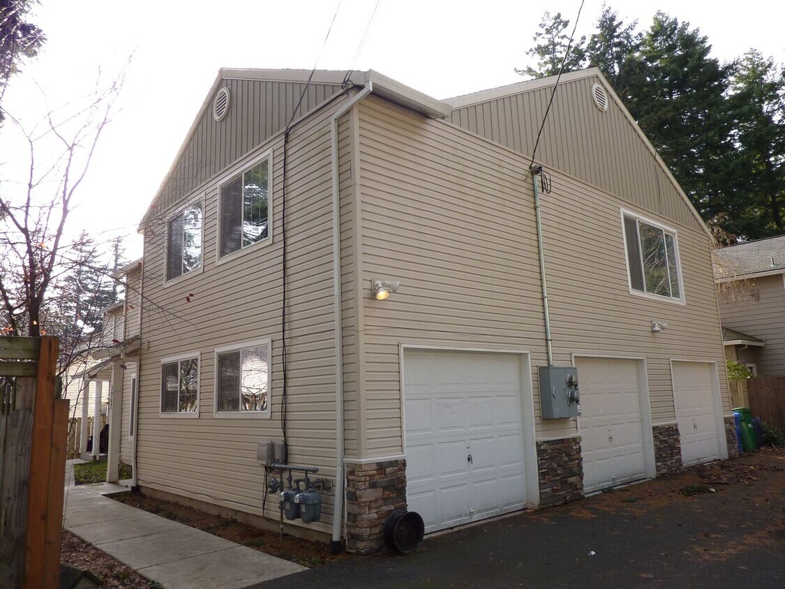 Spacious Townhome Nestled Down Private Drive - Spacious Townhome Nestled Down Private Drive