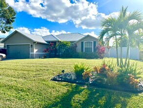 Building Photo - 672 SW Aster Rd