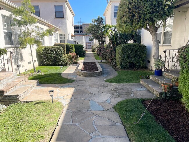 Foto del edificio - 3508 S Victoria Ave