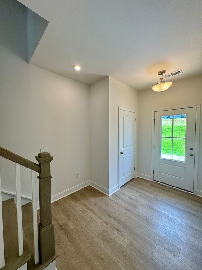 Foto del edificio - Beautiful New Construction, Three Story To...