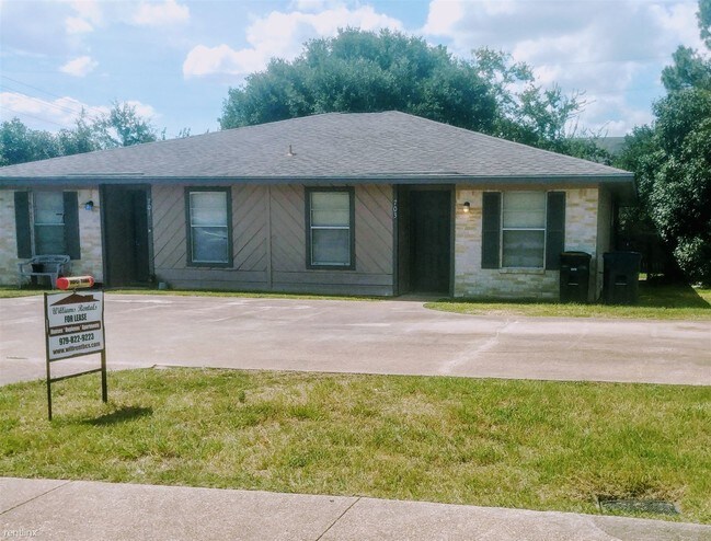 Building Photo - 2 br, 1 bath Duplex - 703 San Saba Dr