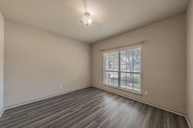 Building Photo - 11801 Basilwood Dr