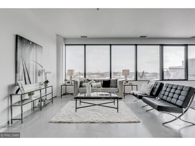 Building Photo - 5601 Smetana Dr