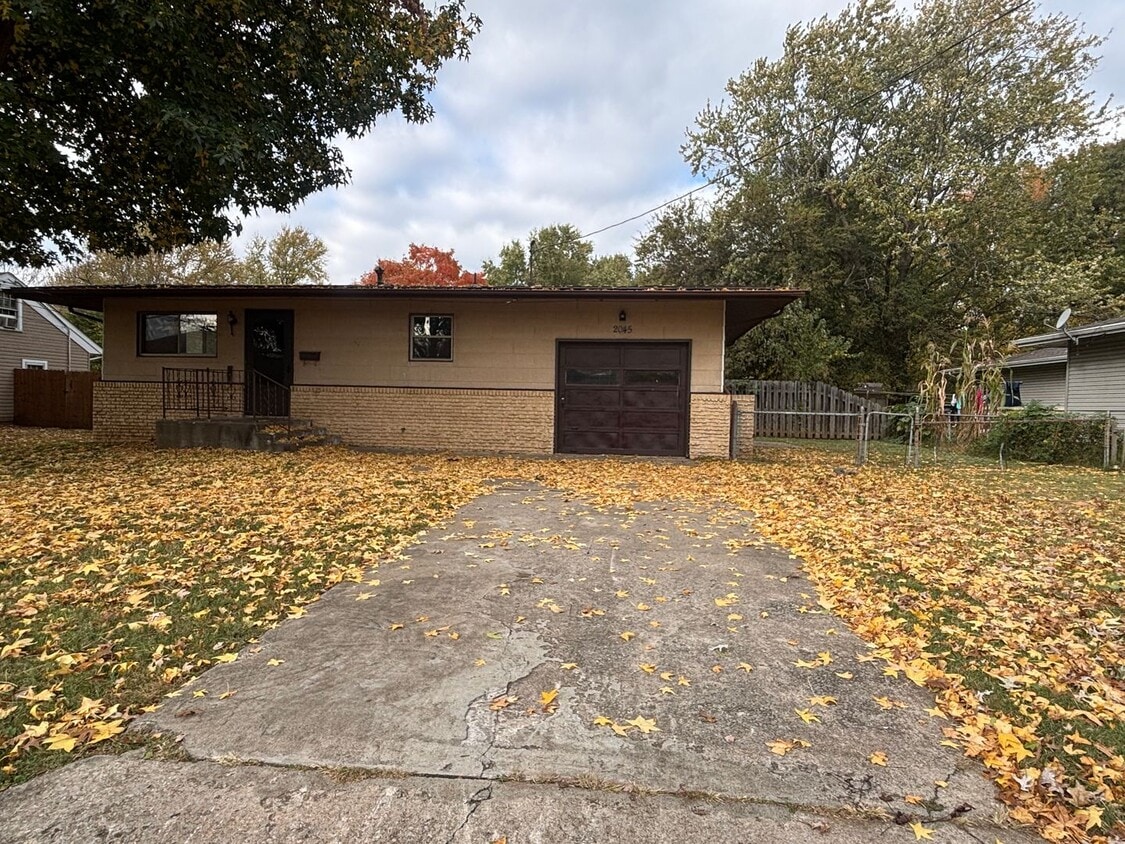 Primary Photo - DUPLEX! 2 Bedroom 1 bath with Garage!