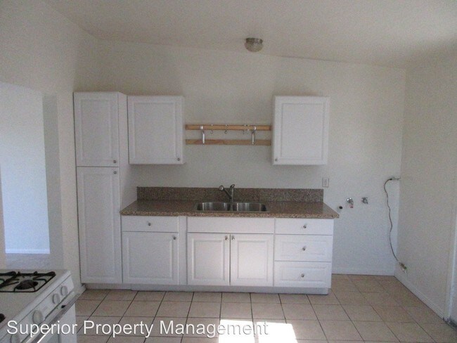 Building Photo - 2 br, 1 bath Apartment - 916 W. Laurel St.