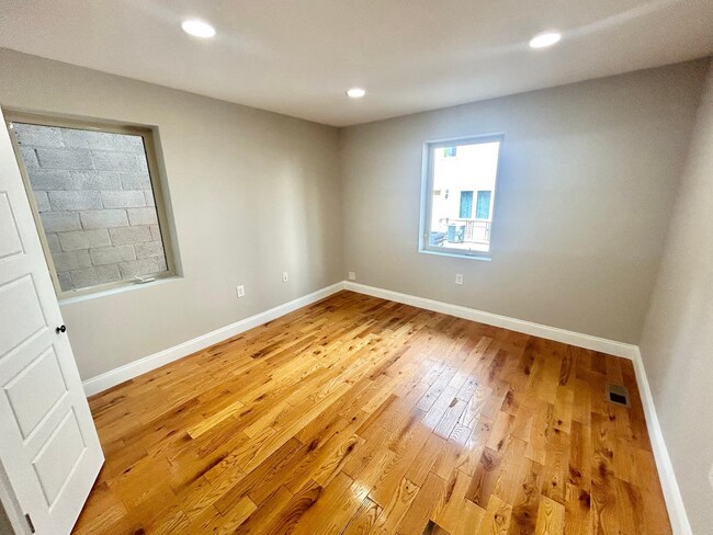 Foto del edificio - Spacious 3-Bedroom, 2-Bath Apartment with Finished Basement, Private Patio, and In-Unit Laundry