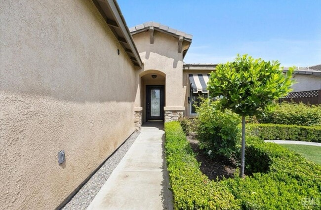 Building Photo - Beautiful Home in the Gated Community of G...