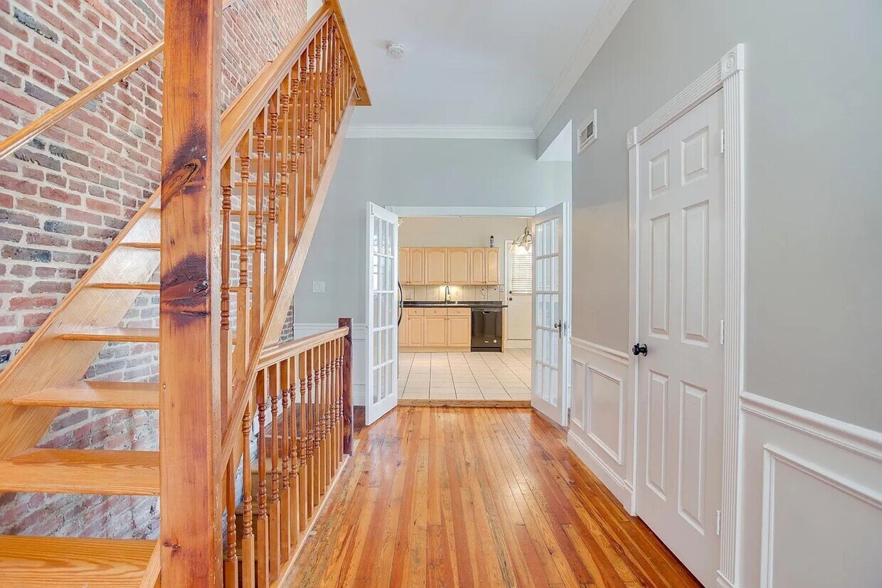 Foto del edificio - Spacious End Unit Townhouse with Deck and Storage in Highlandtown