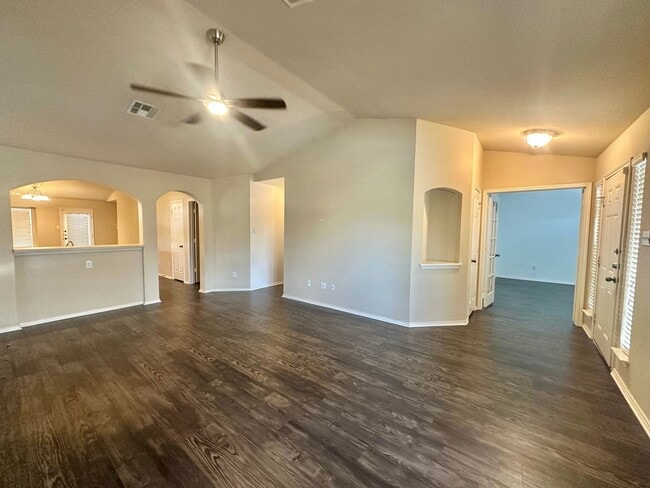 Foto del edificio - 3 BED 2 BATH NEW MANAGEMENT!!!!