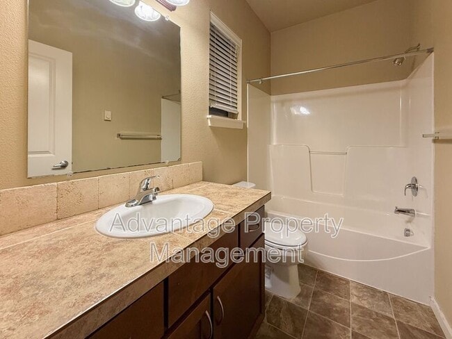 Foto del edificio - 537 Catron St N