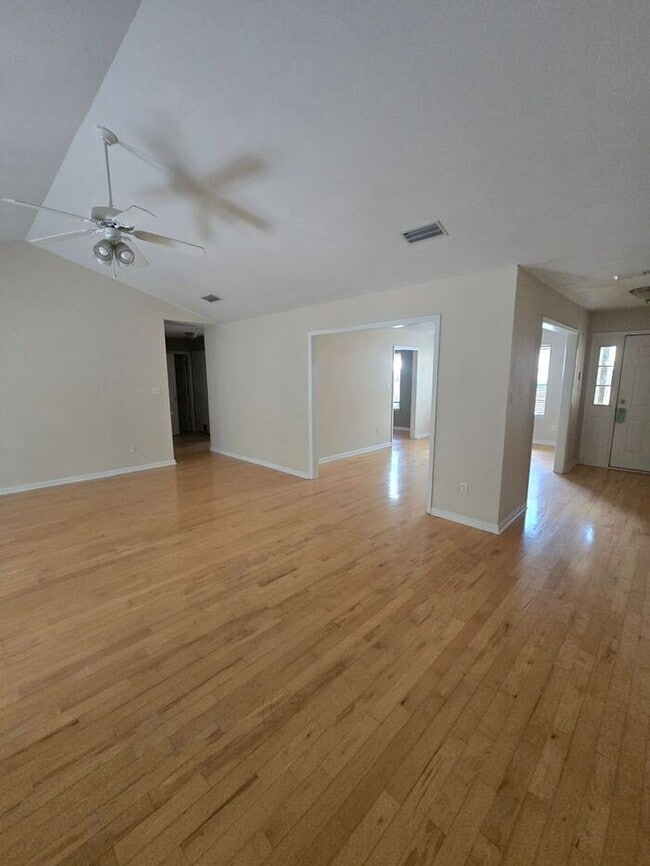 Building Photo - 3bedrooms 2baths 2 car garage in Centervil...