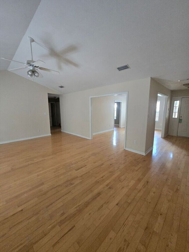 Foto del edificio - 3bedrooms 2baths 2 car garage in Centervil...