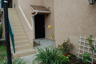 Building Photo - 875 Las Lomas Dr