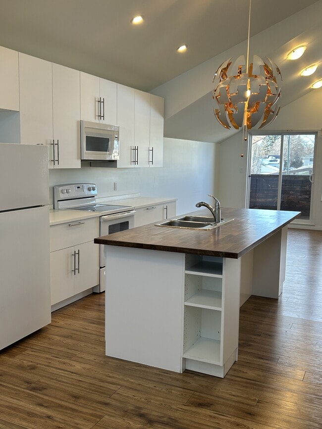 Building Photo - 12521-12577 77 St NW