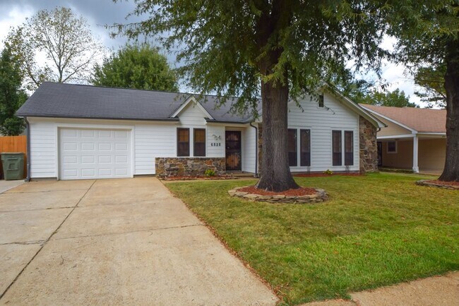 Building Photo - UPDATED and darling 3 bed, 2 bath home.