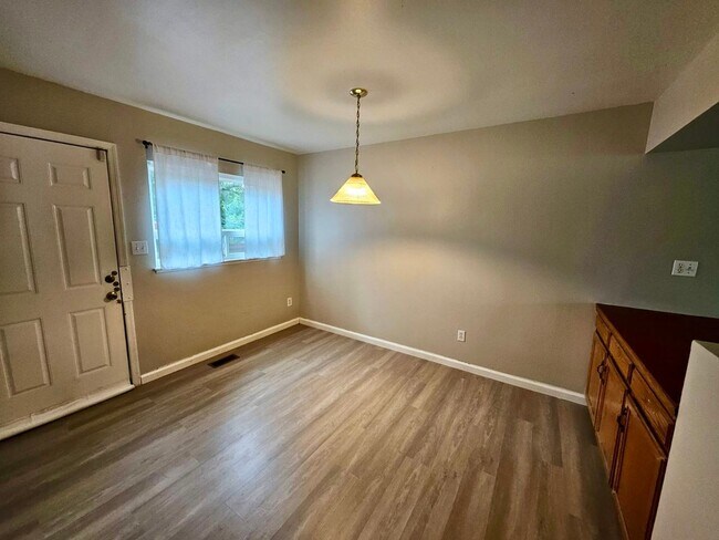 Foto del edificio - Check out this updated duplex in the heart...