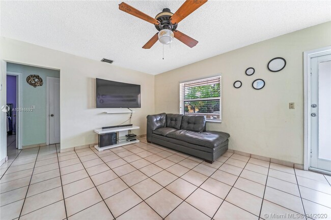Foto del edificio - 6291 SW 10th St