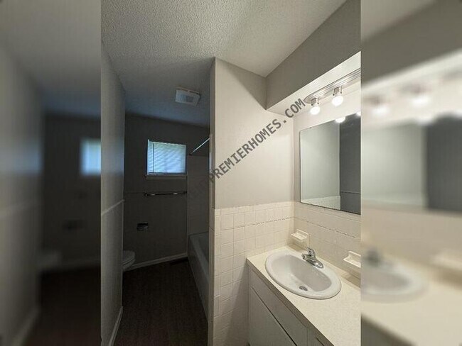 Foto del edificio - 7318 L St