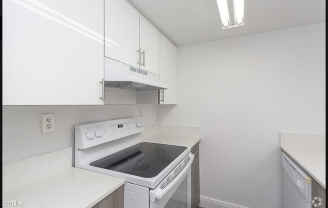 Foto del edificio - 2 br, 2 bath  - International Club 2-2