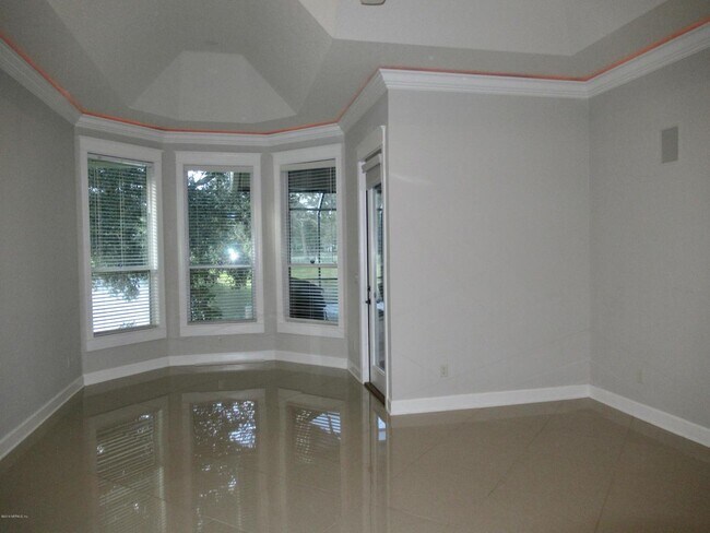Suite principal con vista al lago y acceso al patio. - 13865 Deer Chase Pl