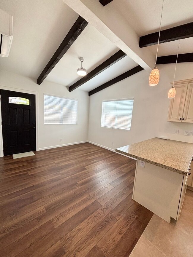 Building Photo - Luxury 1 Bedroom 1 Bathroom Available Now!