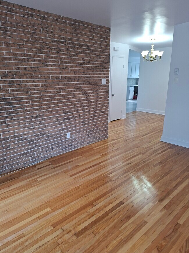 Building Photo - 5160 Rue Des Ormeaux