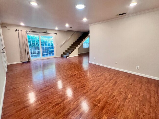Foto del edificio - $1,995 Blackstone & Sierra 2 Bedroom Condo...