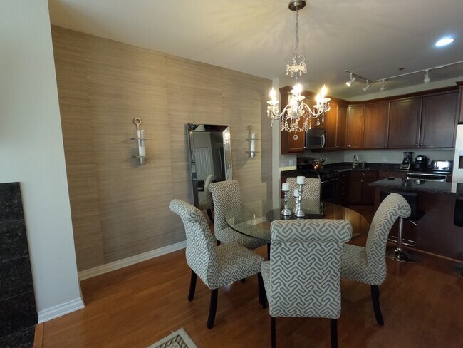 Dining Area - 5556 N Sheridan Rd