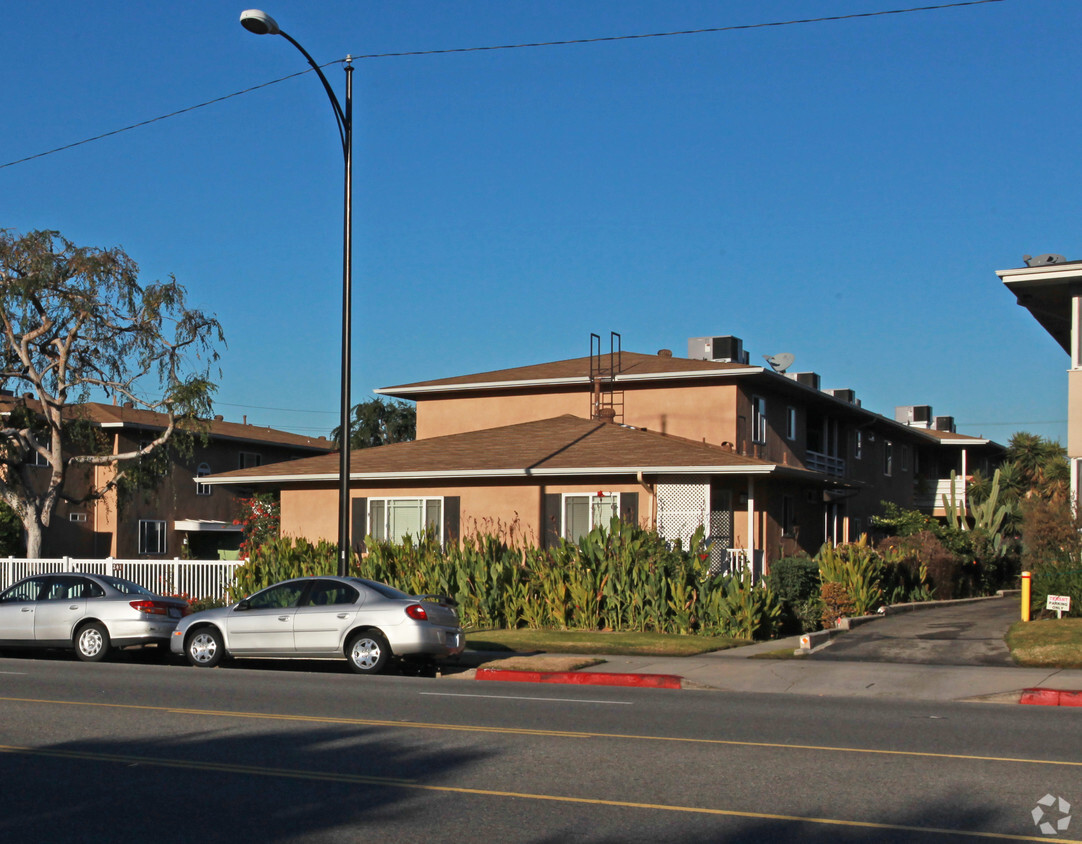 Building Photo - Burbank Manor Apts