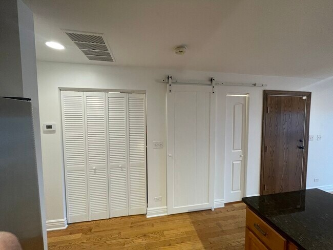 Building Photo - 5652 W 63rd St