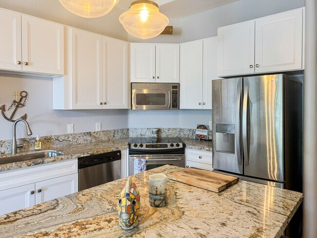 Building Photo - Beautiful Furnished 1 Bedroom, 1.5 Bath Co...