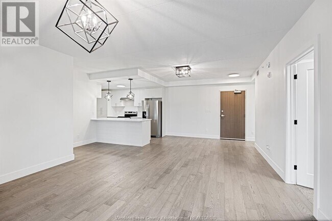 Photo du bâtiment - 2550 Sandwich W Pkwy
