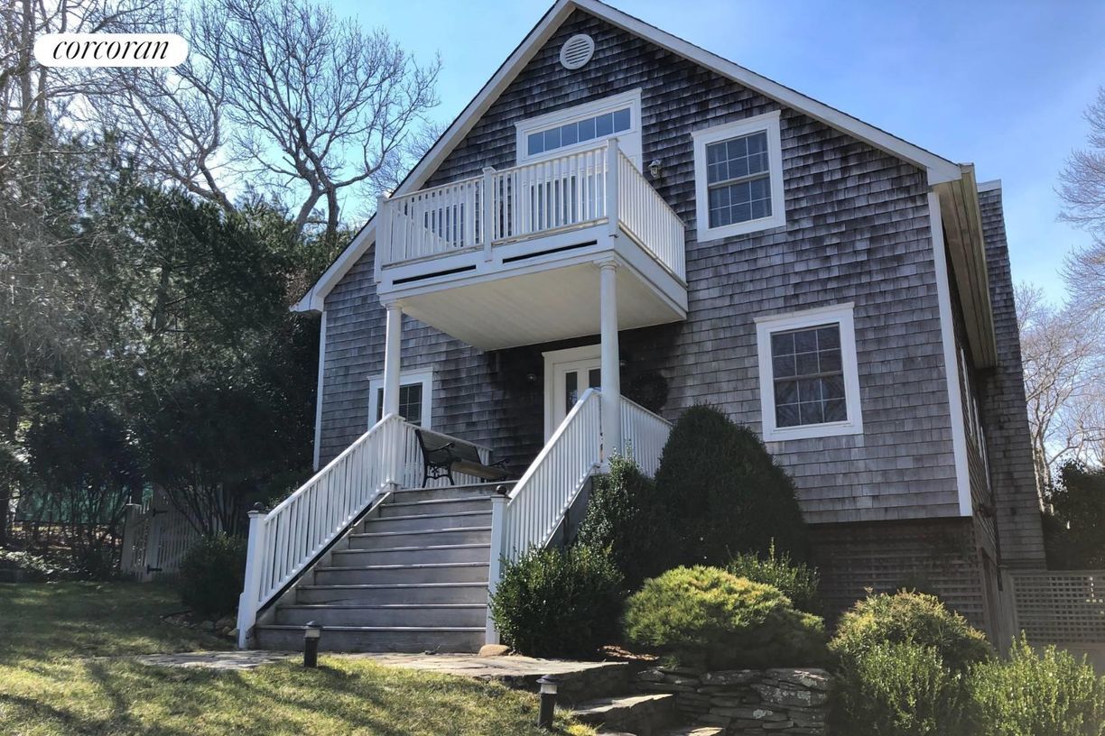 Primary Photo - 24 Clamshell Ave