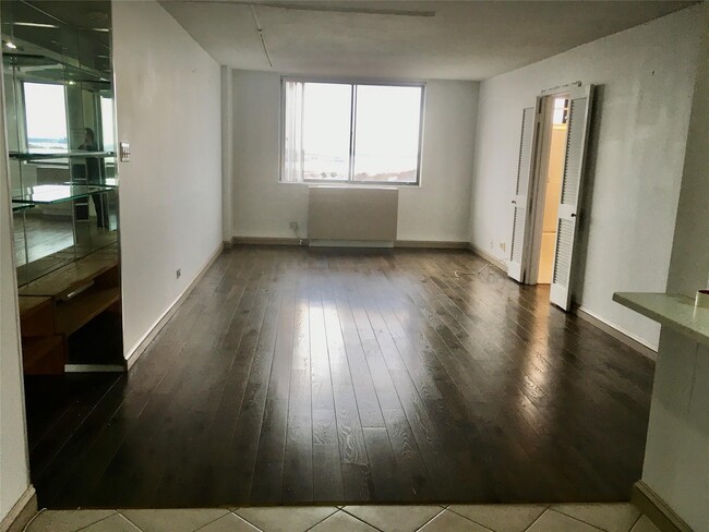 Building Photo - 2 Bay Club Dr