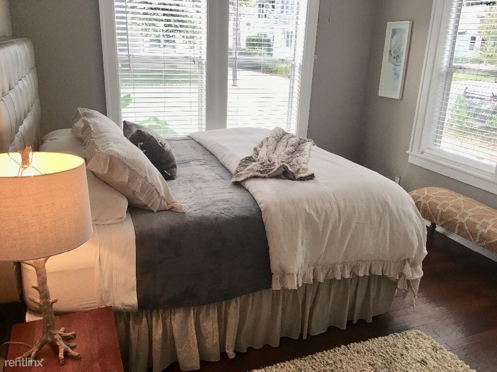 Primary Photo - 423 E Ashby Pl