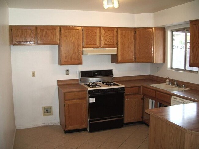 Building Photo - Beautiful Henderson Home