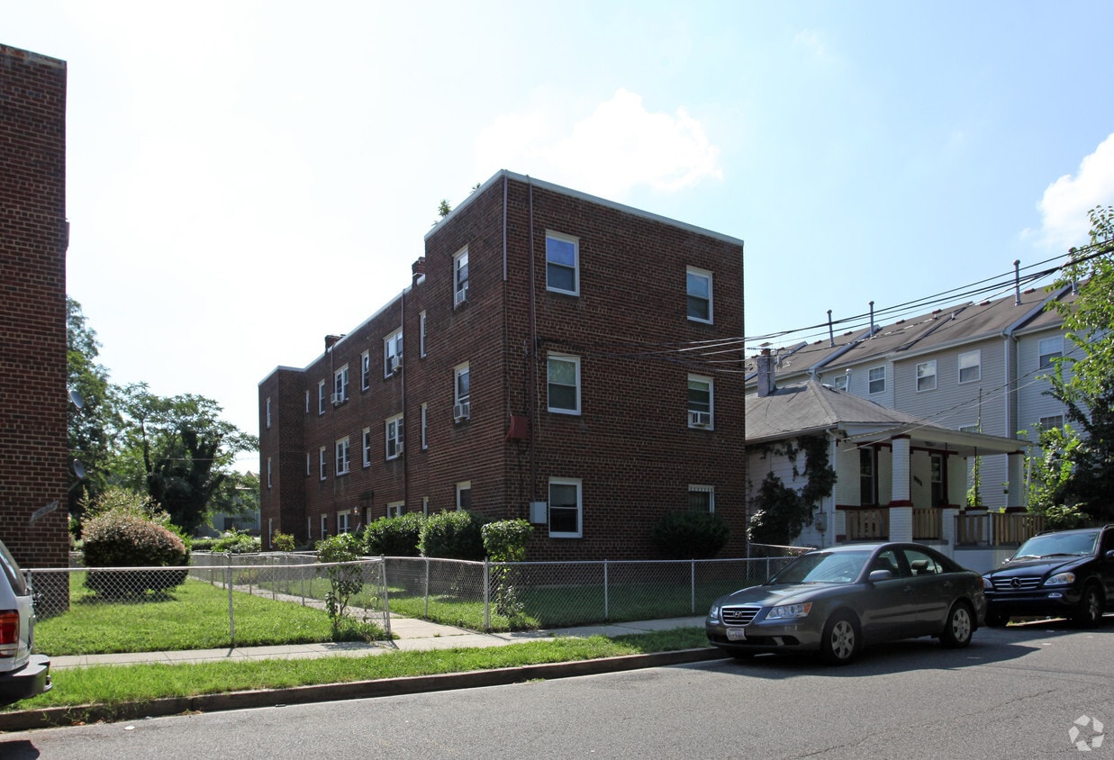 Primary Photo - 1410-1412 Young St SE