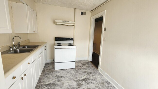 Building Photo - 823 E Main St