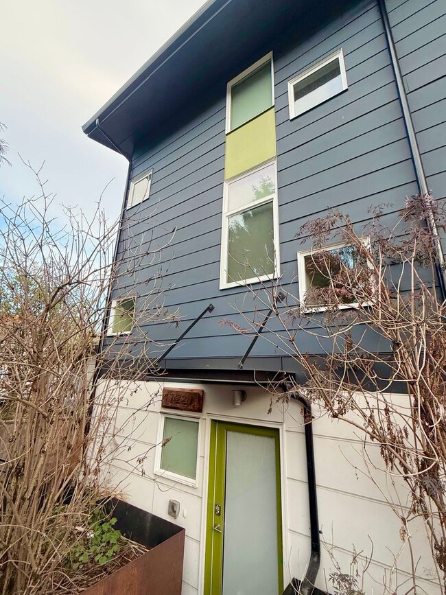 Foto del edificio - 2 Bedroom Modern Townhome – Urban Living at Its Best in Vibrant Columbia City