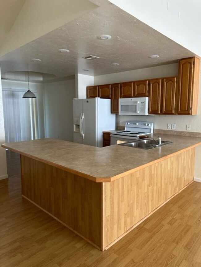 Foto del edificio - 3 BEDROOM 2 BATHROOM DUPLEX FOR RENT
