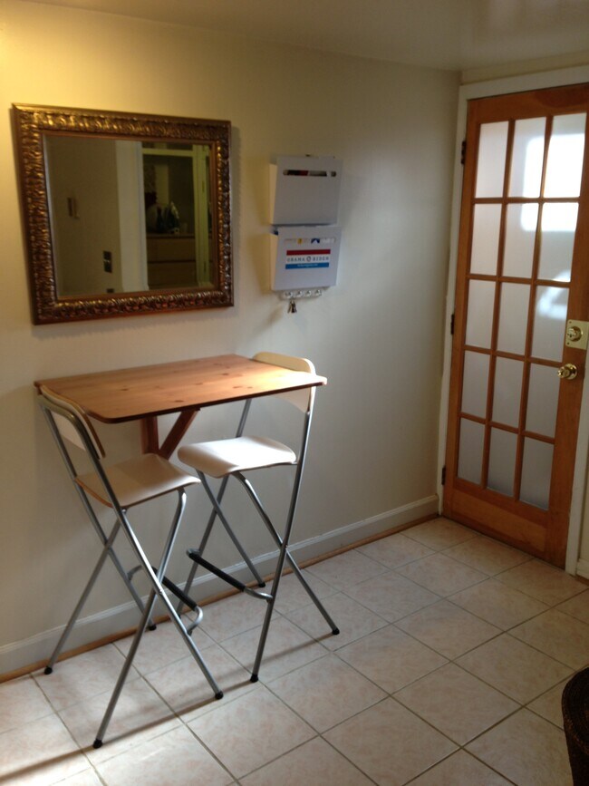 Unit 2 Entrance - 1027 4th St NE