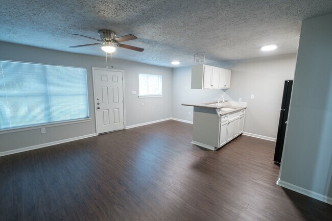 Building Photo - Apartamento recien remodelado / Beautiful recently remodeled apartment. Fast move in bonus!