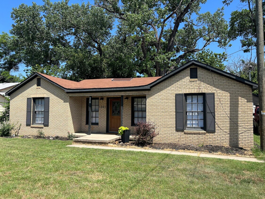 Primary Photo - 1301 W Frey