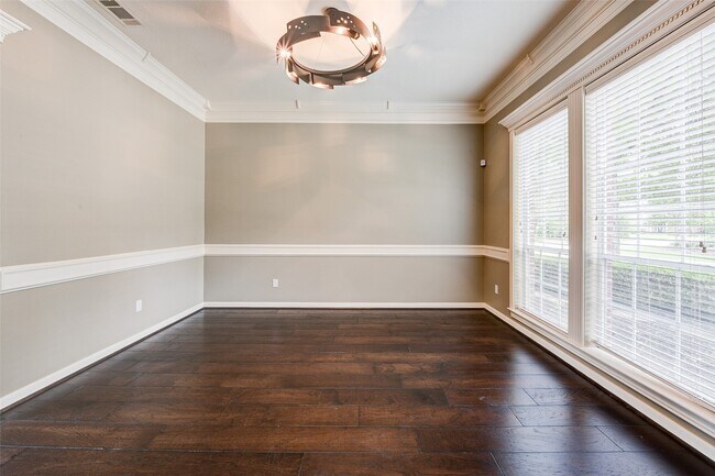 Building Photo - 11 E Wedgemere Cir
