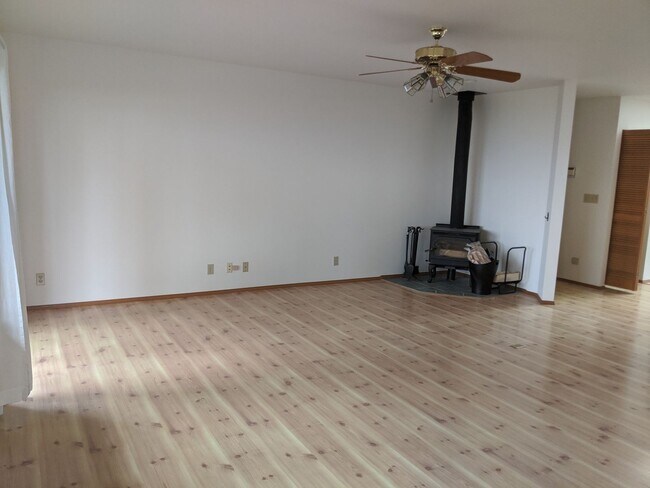 Building Photo - Gorgeous 3-bedroom home on Hood canal with...