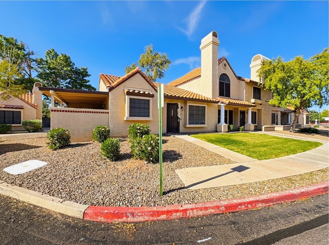 Foto principal - 921 W University Dr