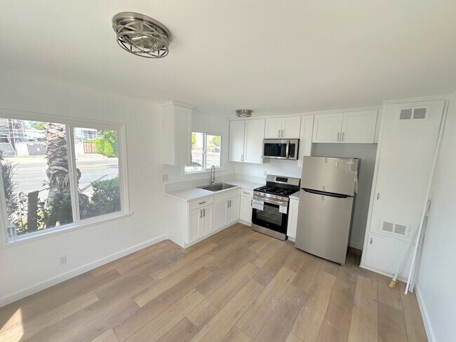 Foto del edificio - 2bd/1ba in Sherman Oaks w/ parking, washer/dryer in unit!