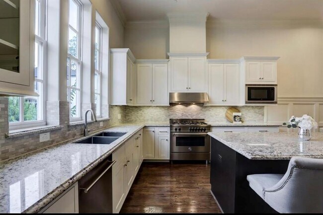 Building Photo - 10905 Wrenwood Manor